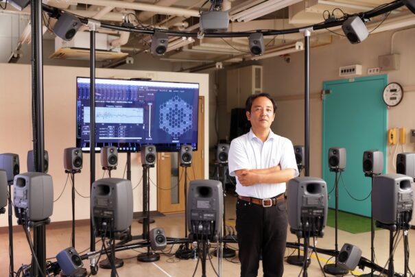 Yasunori Sugita en el Centro de Ingeniería Acústica y de Vibraciones de la Universidad Tecnológica de Nagaoka