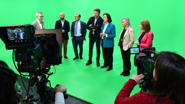 Los profesores Enrique Castelló y Roi Méndez presentan el espacio VIrtus al equipo de gobierno de la USC (Foto: Santi Alvite)