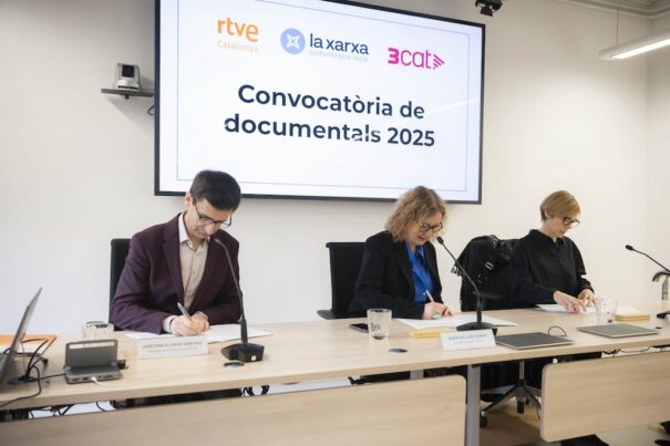 El presidente de la Corporación RTVE, José Pablo López; la consejera delegada de La Xarxa, Núria de José; y la presidenta de la Corporació Catalana de Mitjans Audiovisuals, Rosa Romà